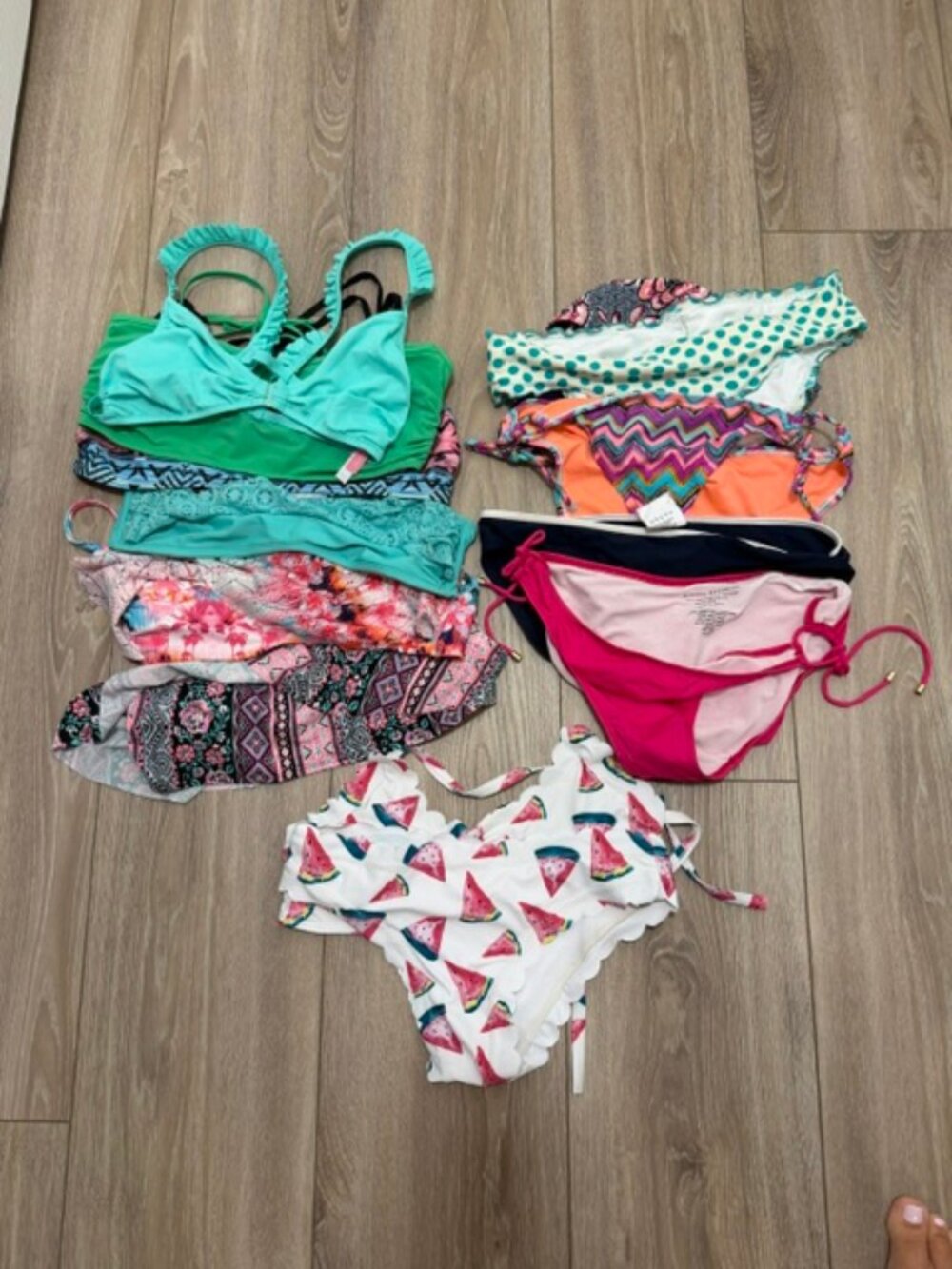 13 pieces. Bathings suits bundle Women (tops and bottoms)